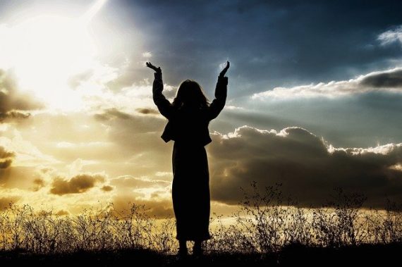 mujer alabando a Dios