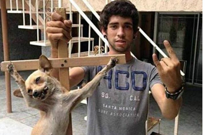 Joven crucifica a su perro