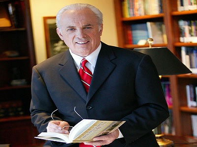 John MacArthur llama hereje al movimiento carismático pentecostal