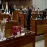 Nick Vujicic hace arrodillar a senadores en Paraguay para orar y pedir perdon