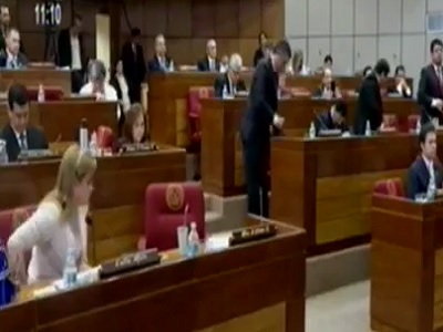 El conferencista Nick Vujicic hizo arrodillar a senadores en Paraguay