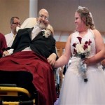 Padre con cancer terminal va en camilla a la boda de su hija