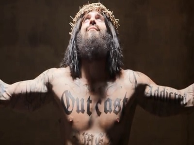 Polémica publicidad en vallas con un Jesús tatuado (VIDEO)