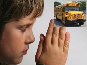 Despiden conductor de autobus escolar por orar con los alumnos