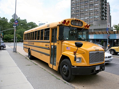 Despiden conductor de autobús escolar por estar orando con los alumnos