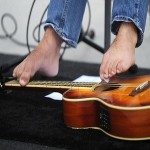 George Dennehy toca la guitarra con los pies 1