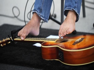 George Dennehy: Toca la guitarra con los pies