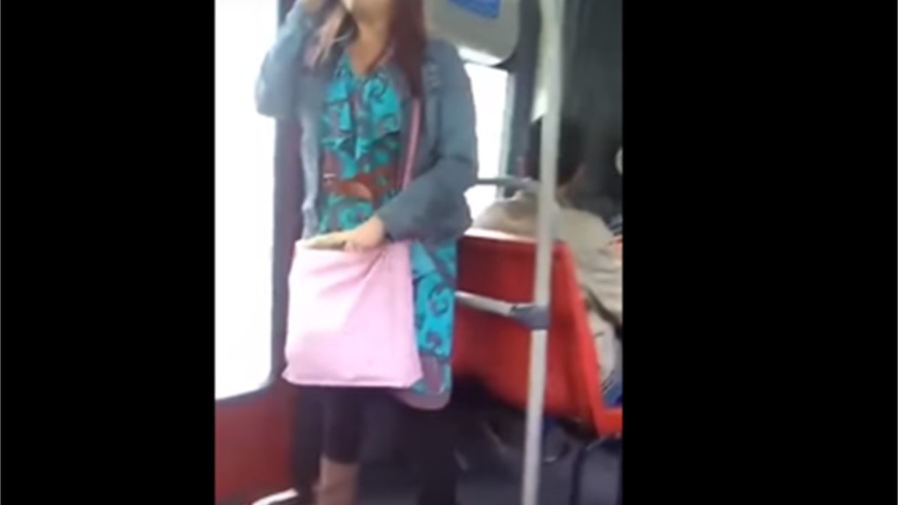 Joven Evangeliza Cantando En Medio De Transporte Público