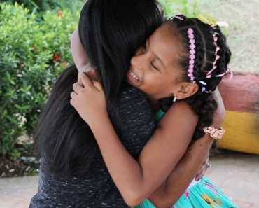 LILLY GOODMAN VISITÓ A LA NIÑA CIEGA QUE SE HIZO CONOCIDA POR CANTAR UNA DE SUS CANCIONES (vídeos)