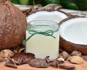 ¿Quieres hacer crecer el cabello? Usa este remedio casero de aceite de coco y aceite de romero.