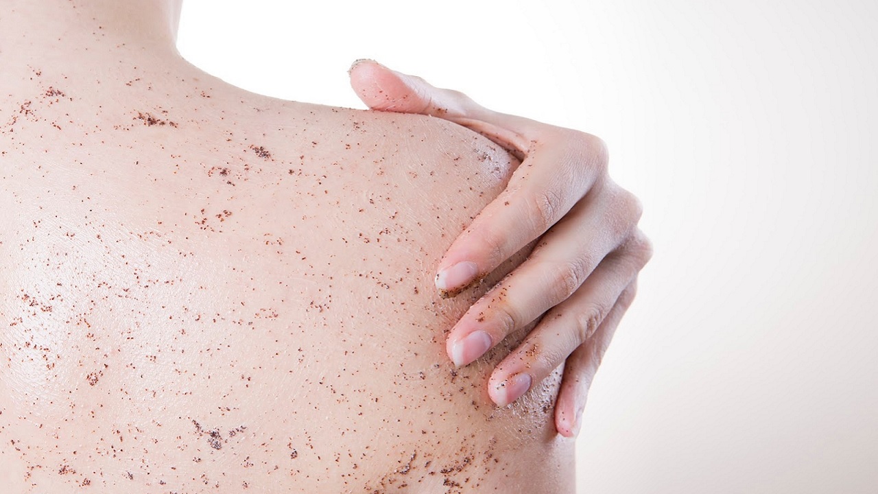 6 exfoliantes corporales para piel seca