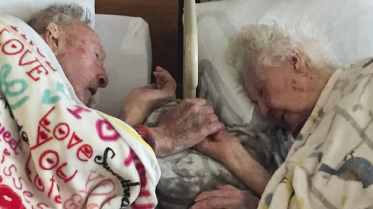 Luego de 77 años de casados, este hombre toma la mano de su esposa que estaba muriendo